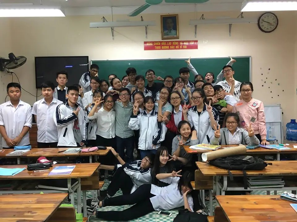 Một nhóm sinh viên đang thảo luận sôi nổi