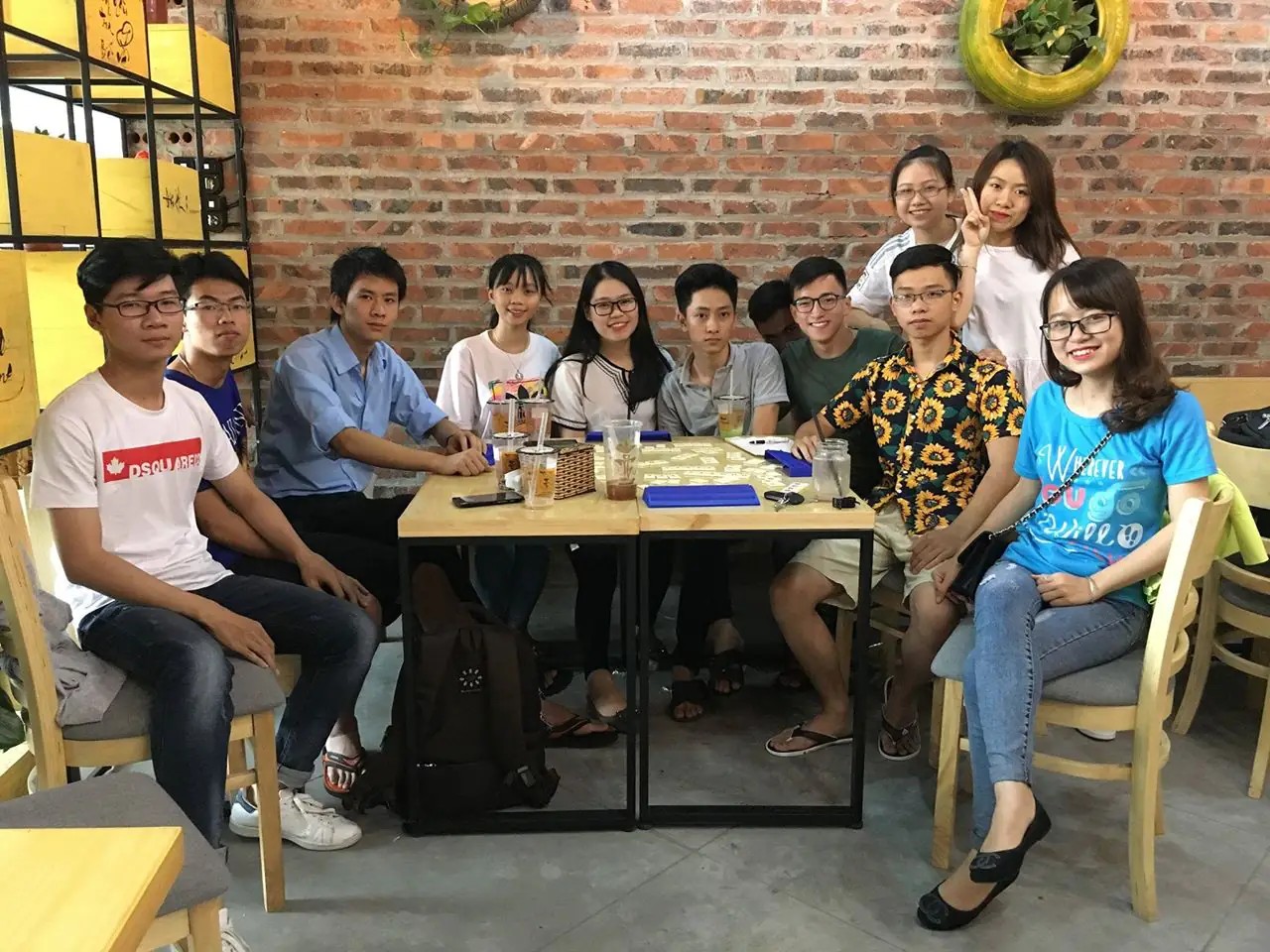 Một nhóm người đang trò chuyện vui vẻ với nhau
