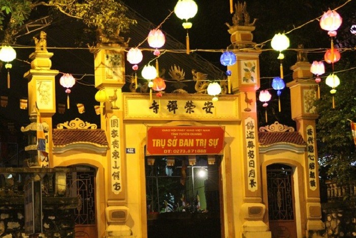Cổng chùa An Vinh với kiến trúc cổ kính