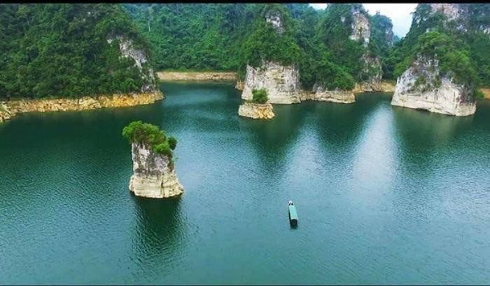 Cảnh quan hồ Na Hang với núi non trùng điệp