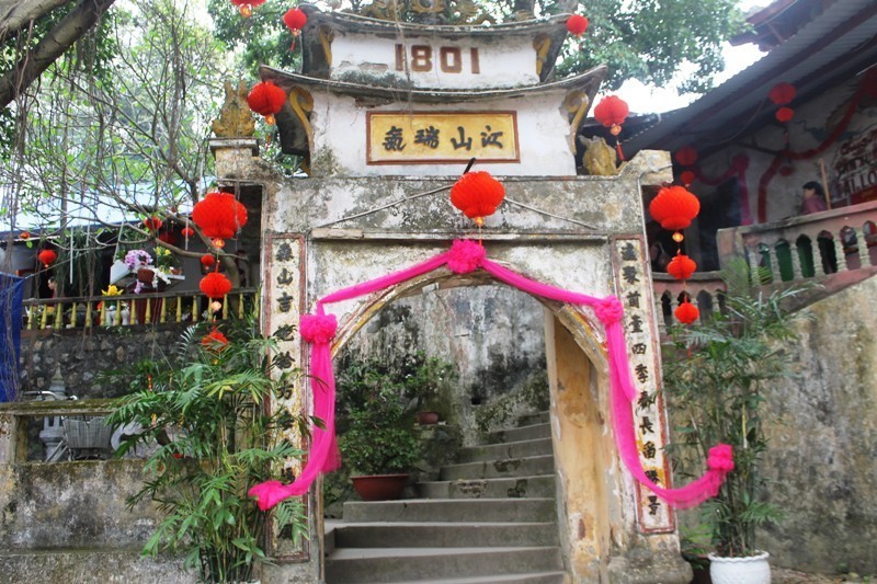 Cổng đền Thượng Tuyên Quang, một công trình kiến trúc cổ kính.