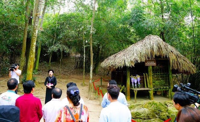 Toàn cảnh Đền Thượng Tuyên Quang với kiến trúc cổ kính và không gian thanh bình.