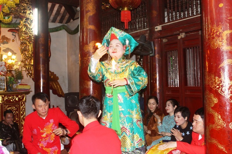Cảnh lễ hội rước Mẫu tại Tuyên Quang, thể hiện nét đẹp văn hóa tín ngưỡng dân gian.