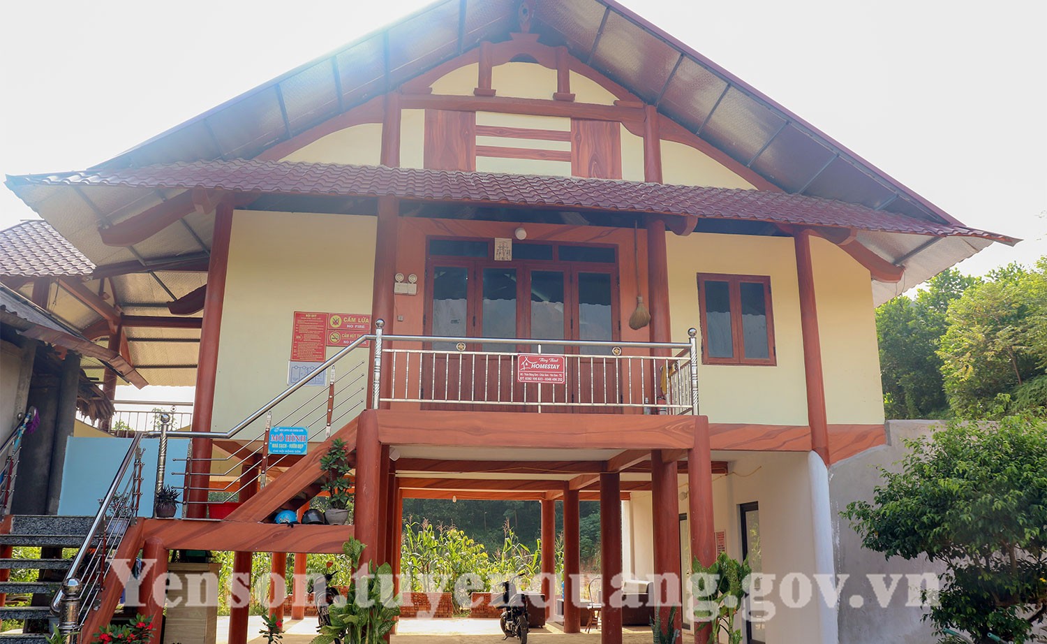 Cảnh người dân dâng hương tại Chùa Phật Lâm