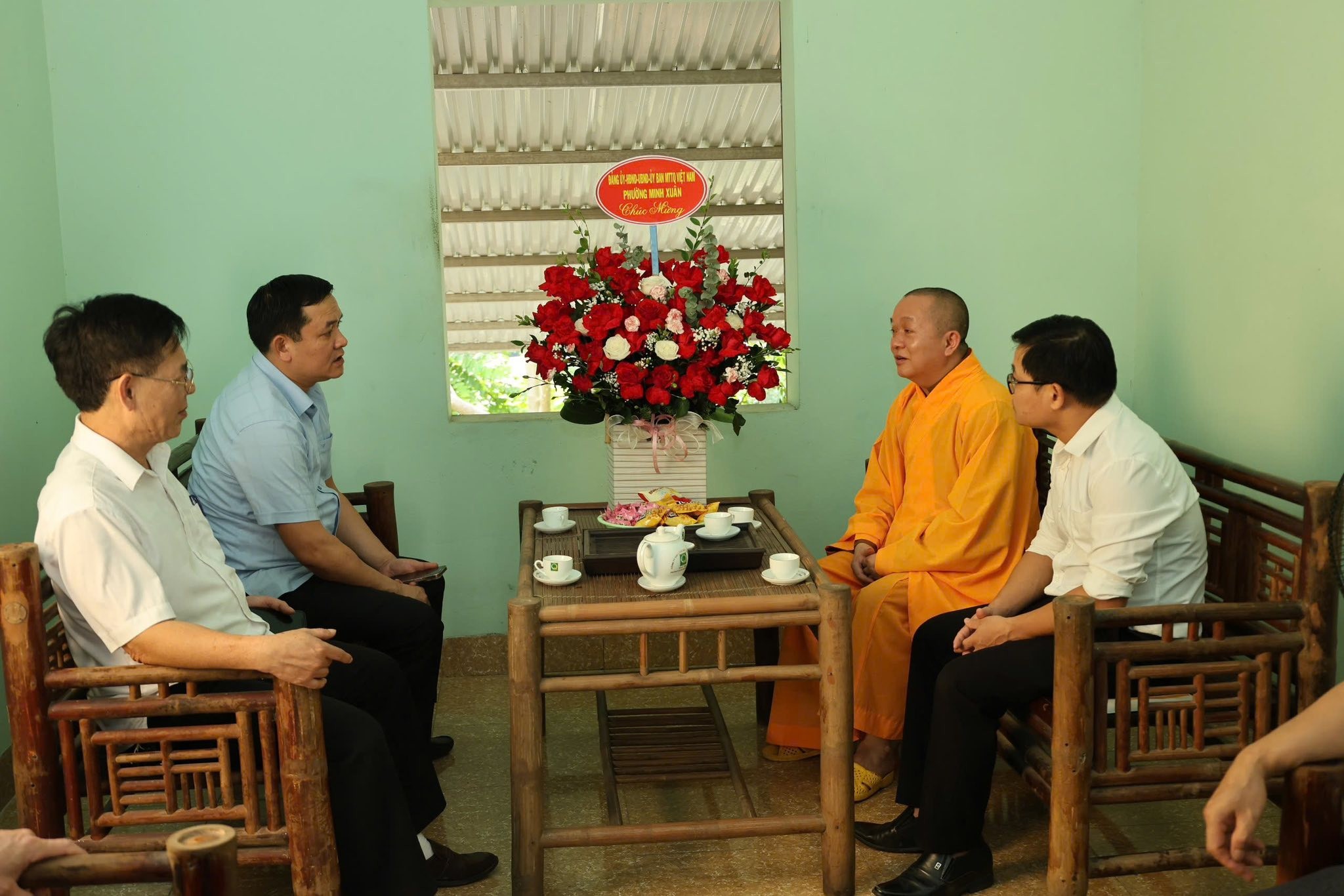 Phó Chủ tịch UBND phường Minh Xuân Vũ Xuân Quỳnh tặng hoa chúc mừng Đại lễ Phật Đản