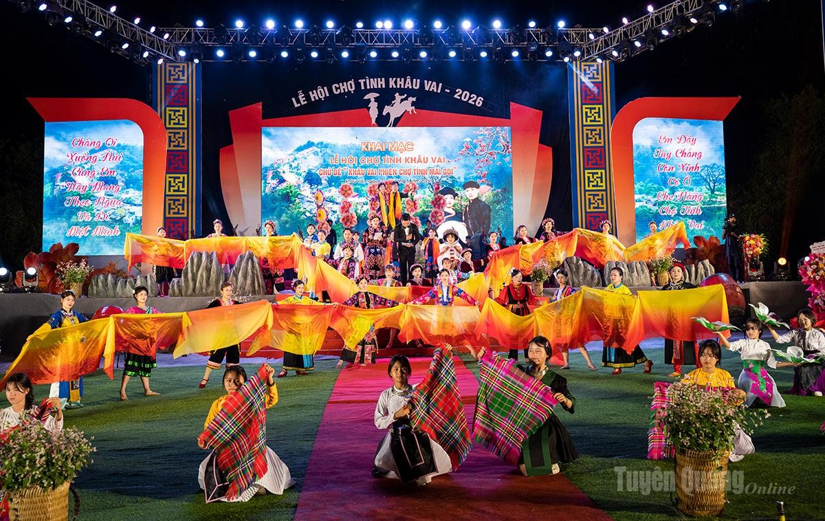 Mô hình đèn lồng khổng lồ trong Lễ hội Thành Tuyên