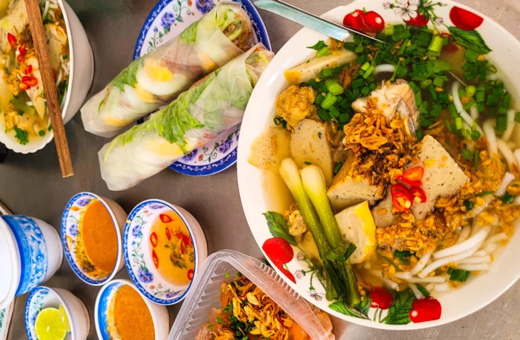 bánh canh bà lý, gỏi cuốn và bánh quai vạc