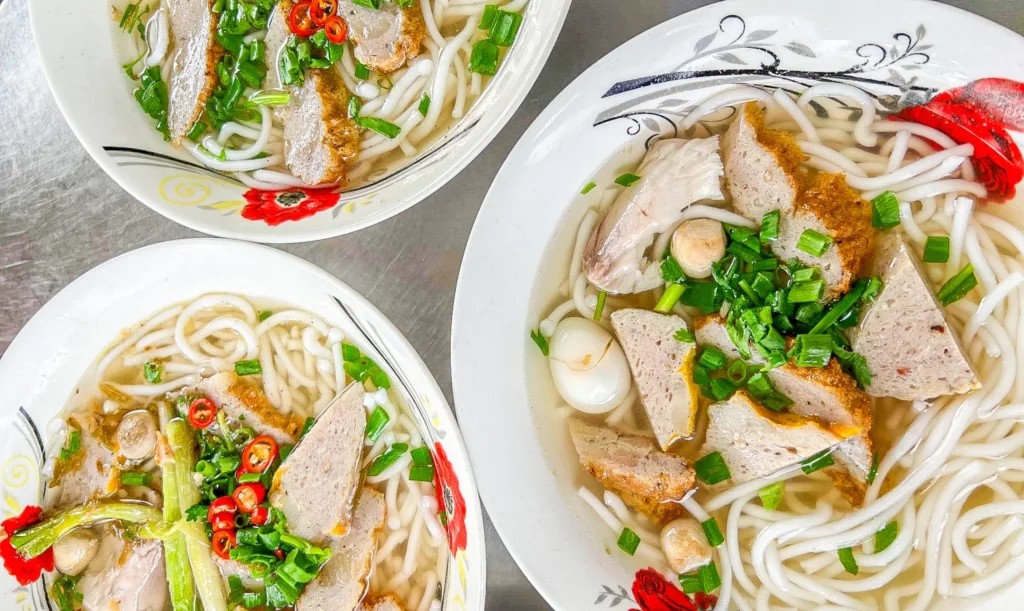 bánh canh gái với nước dùng thanh ngọt