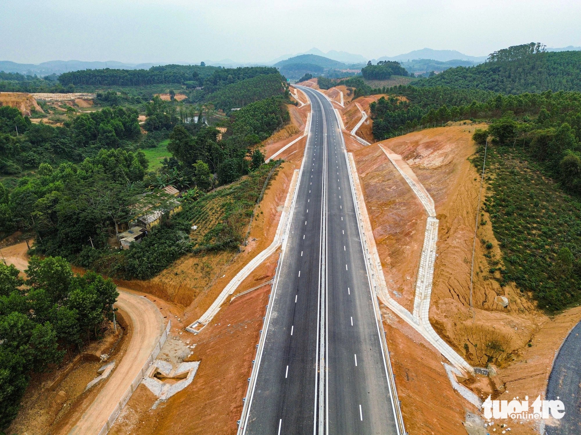 Cảnh sát phong tỏa và khám nghiệm khu vực phát hiện thi thể nạn nhân