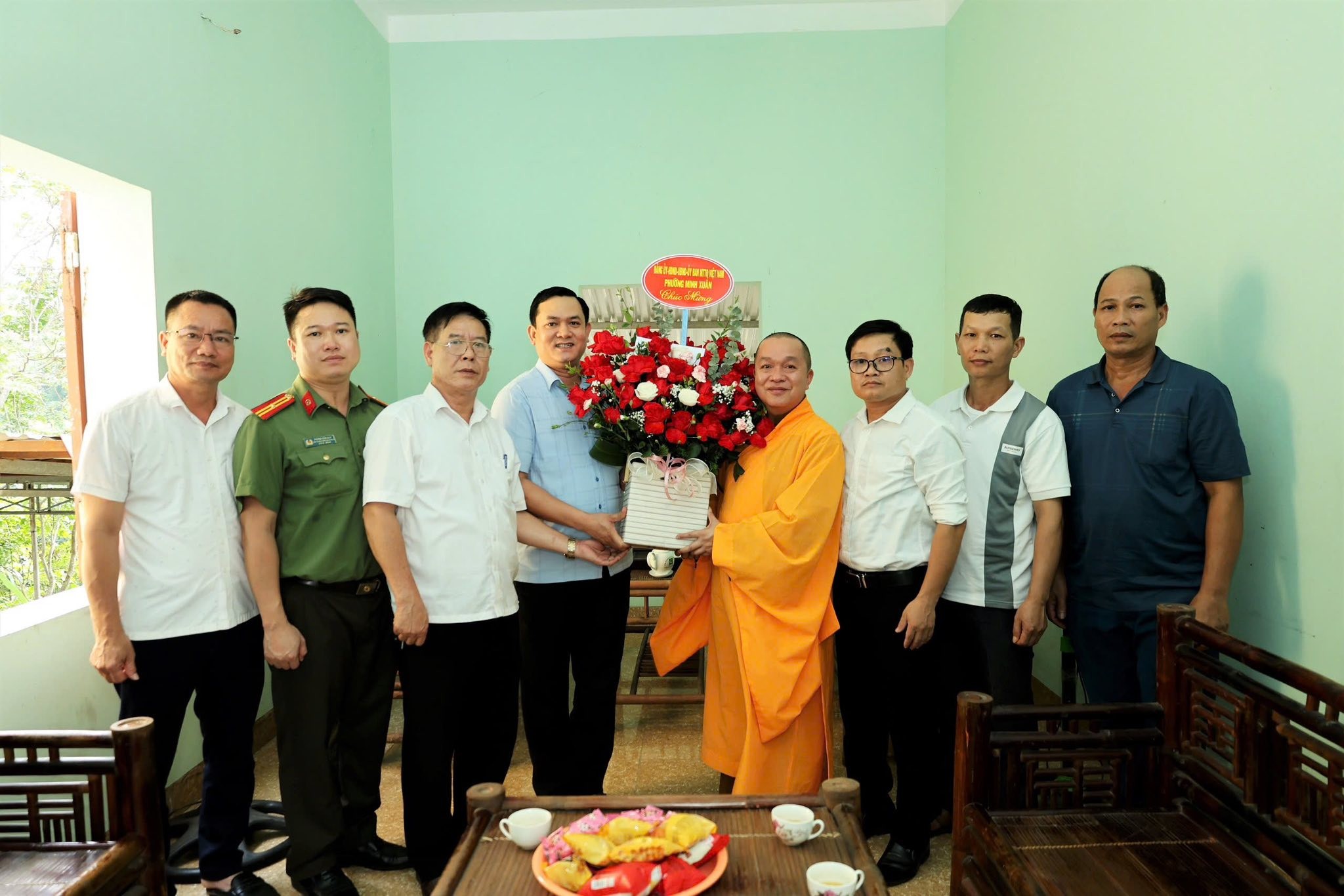 Các vị chức sắc và lãnh đạo phường Minh Xuân tại Chùa Phổ Linh