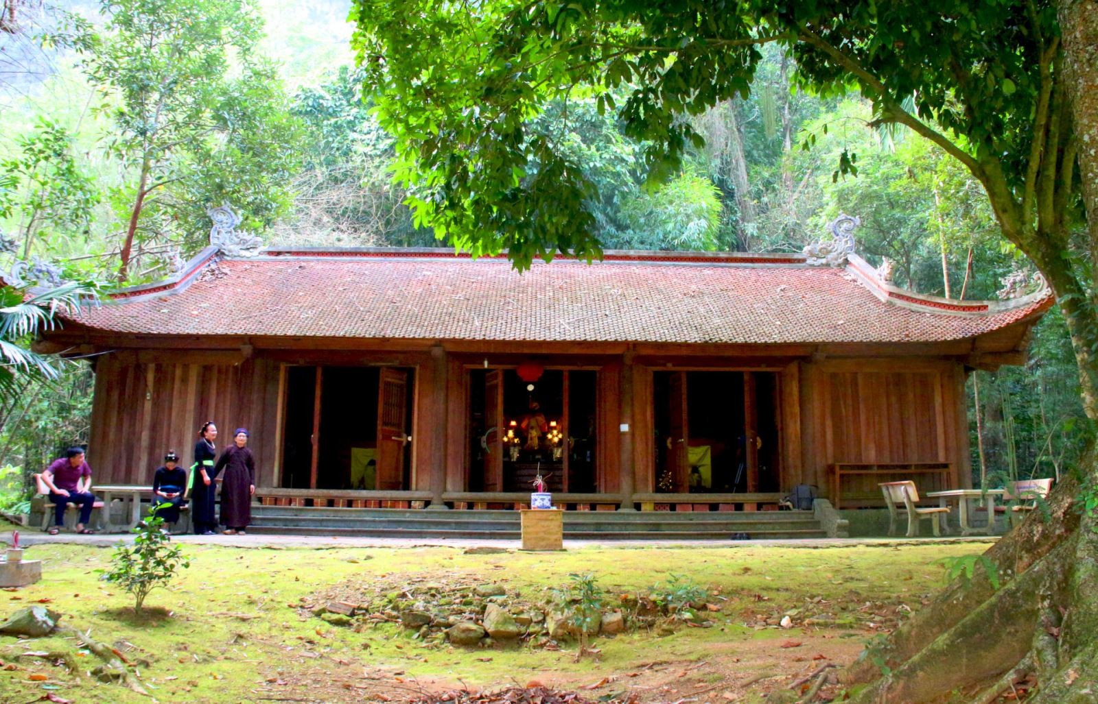 Cảnh quan thiên nhiên hùng vĩ bao quanh Chùa Phúc Lâm