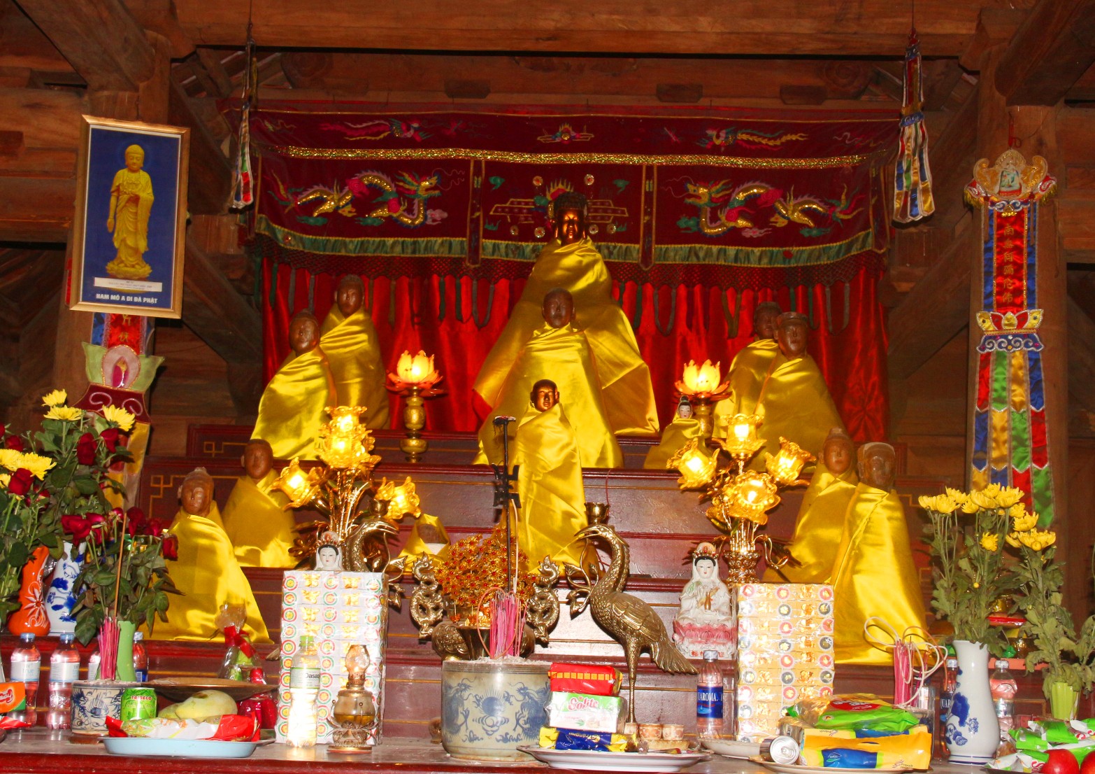 Pho tượng cổ bằng gỗ tại Chùa Phúc Lâm