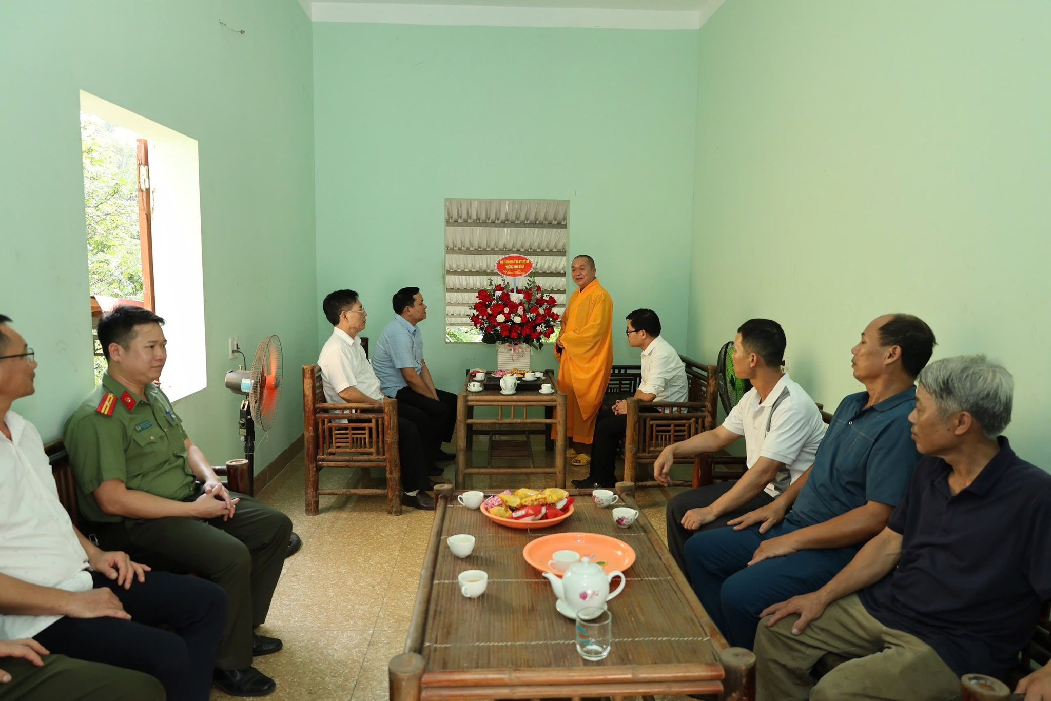Đồng chí Phó Chủ tịch UBND phường Vũ Xuân Quỳnh tặng hoa và trao đổi với Thượng tọa Thích Thanh Phúc