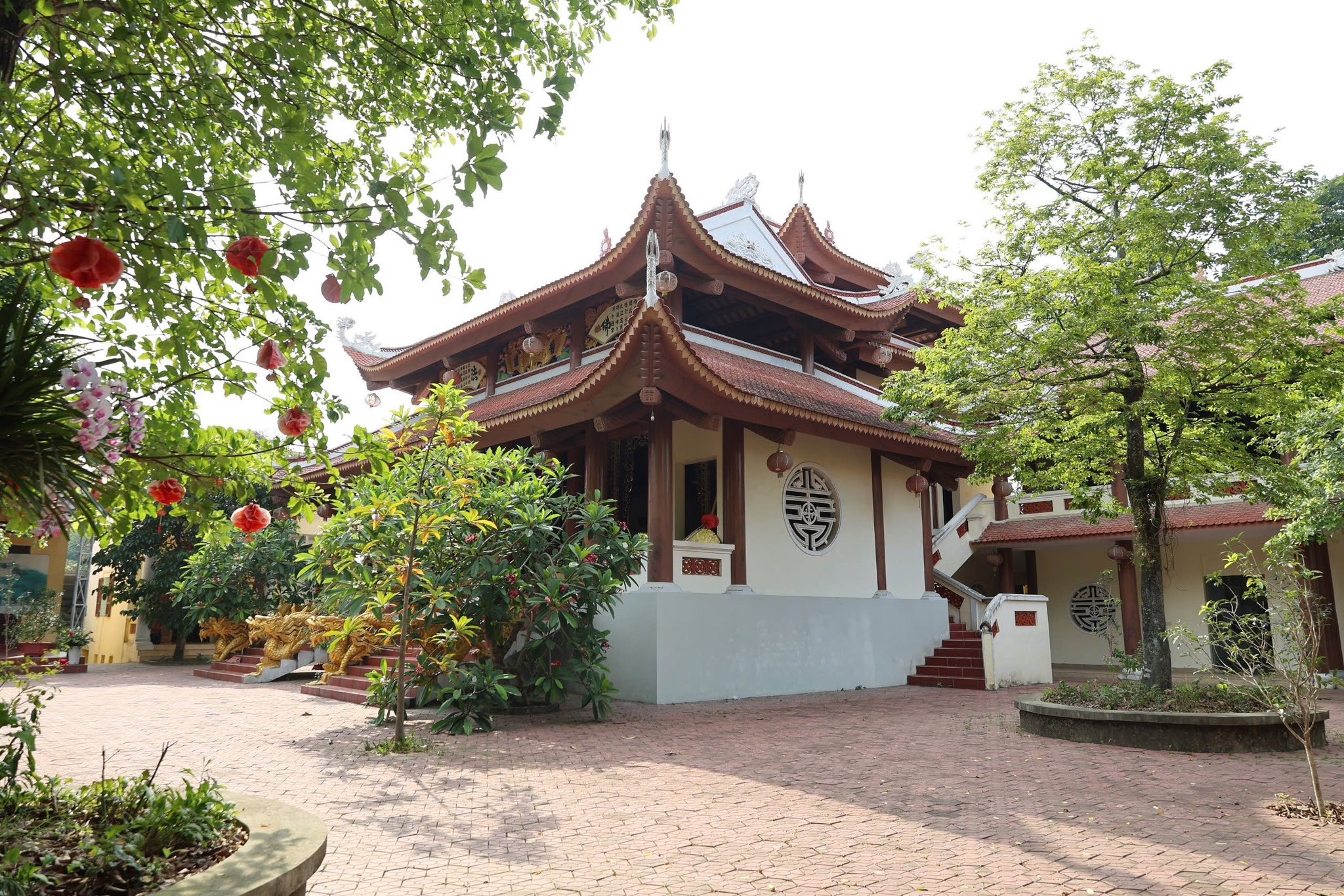 Các phật tử lắng nghe phát biểu tại Chùa Phổ Linh