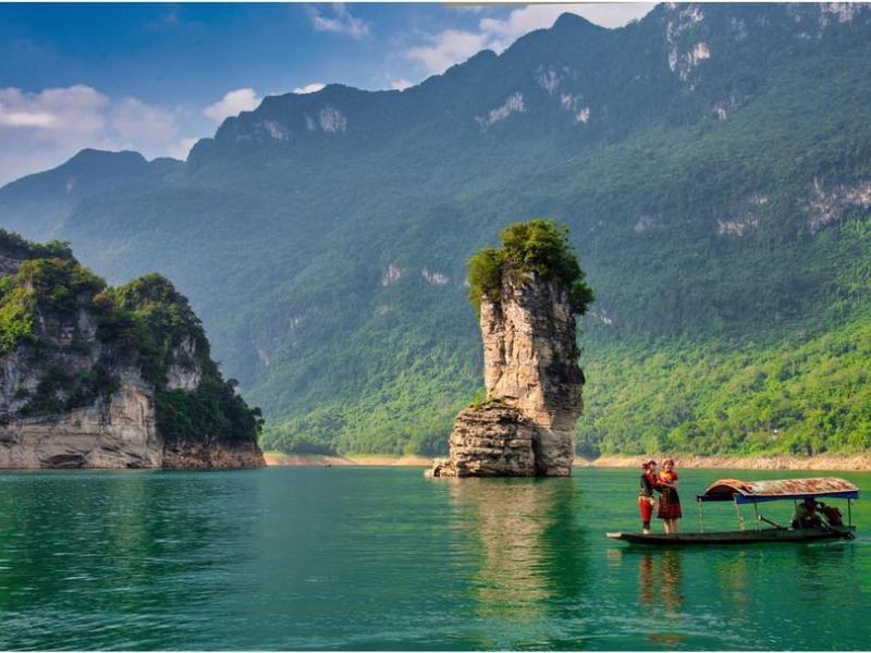 Cọc Vài Phạ sừng sững giữa hồ nước tại Lâm Bình