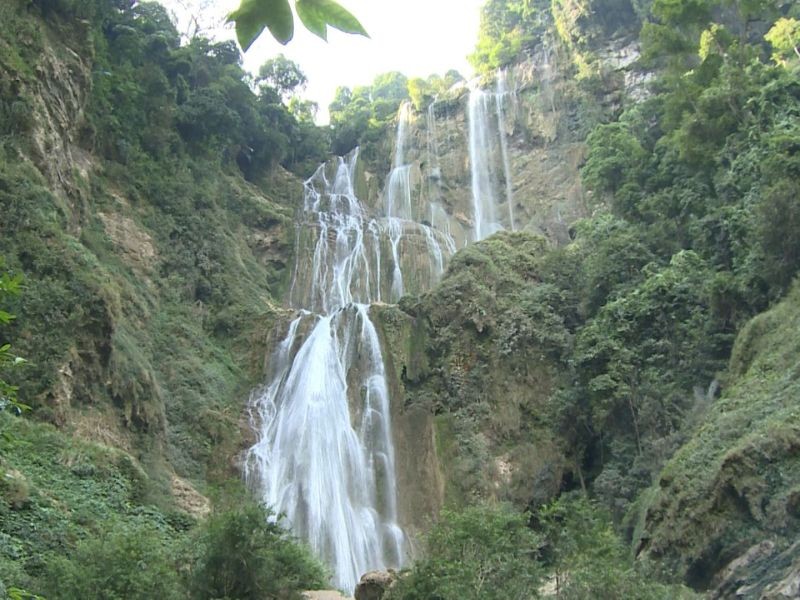 Vẻ hùng vĩ của Thác Nặm Me, một điểm nhấn du lịch tại Lâm Bình