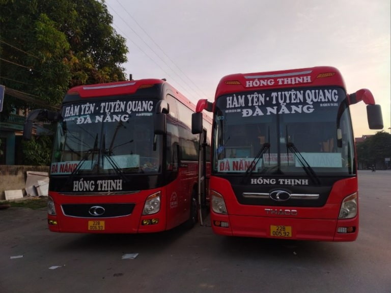 Xe khách Hồng Thịnh màu đỏ