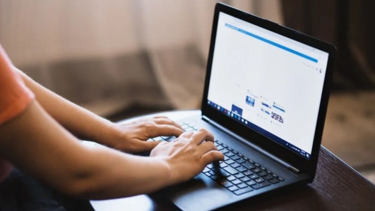 Người dùng đang tra cứu thông tin trên điện thoại thông minh